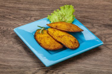 Fırında patates ve biberiye servis edilen baharatlar.