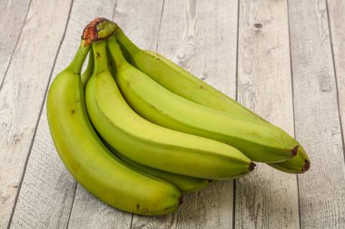 Yeşil tatlı lezzetli muz yığını izole