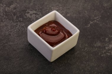 Geleneksel domates barbekü sosu kasede