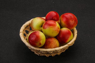 Sepette küçük yeşil nektarinler