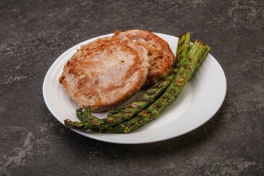 Ton balıklı ızgara biftek ve yeşil kuşkonmaz.