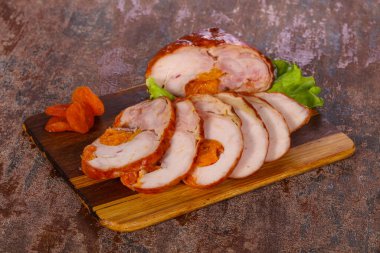 Lezzetli Tavuk ahşap arka planda yuvarlanıyor