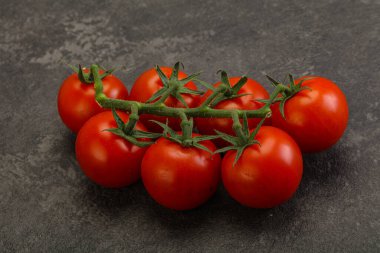 Taze olgun domates dalıyla izole edilmiş.