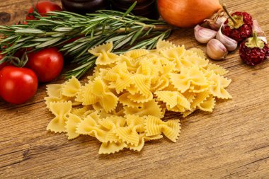 Çiğ İtalyan statü buğday farfalle makarna pişirmek için