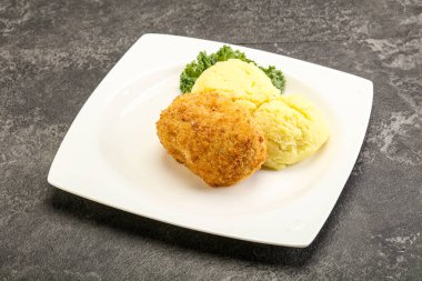 Patates püresiyle doğranmış etten çıtır tavuk pirzolası.