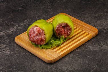 Pişirmek için çiğ biber ve et.