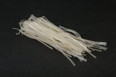 Kuru pirinç eriştesi pişirmeye hazır.