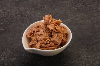 Salata için konserve ton balığı filetosu.