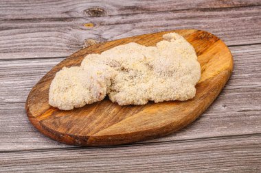 Kızartma için çiğ domuz eti şnitzel.