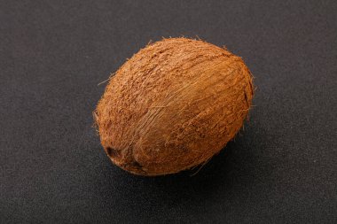 Arka planda tropik kahverengi hindistan cevizi izole edildi