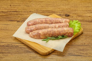 Biberiyeli ızgara için çiğ domuz eti sosisi.