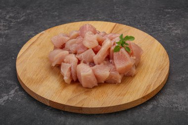 Pişirmek için çiğ tavuk göğsü.