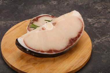 Çiğ köpekbalığı bifteği pişirmek için biberiye servis edilir.