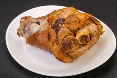 Baharatlı ve otlu domuz budu.