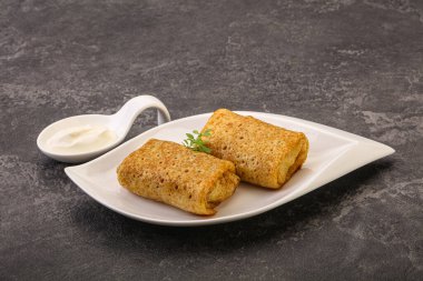 Ekşi kremalı krep.