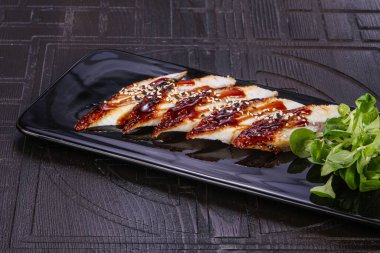 Dilimlenmiş yılan balıklı Japon mutfağı.