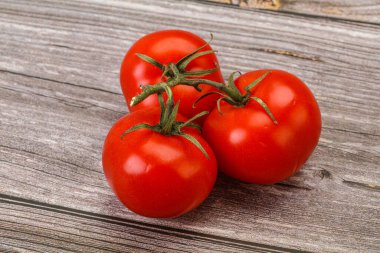 Kırmızı parlak olgun ve tatlı domates dalı