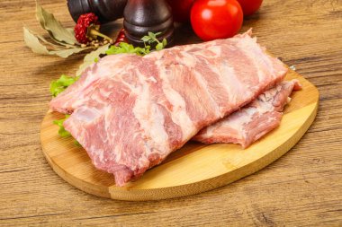 Pişirmek için çiğ domuz eti.