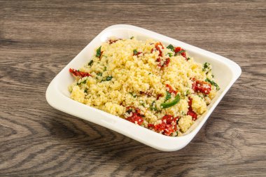 Vejetaryen yemeği - sebzeli kuskus ve maydanoz.