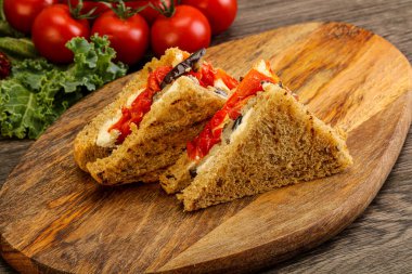 Patlıcanlı ve peynirli vejetaryen sandviçi.