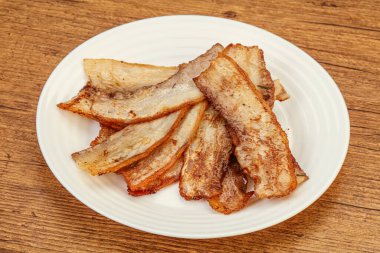 Kızarmış domuz pastırması tabakta.