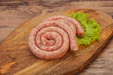 Izgara için çiğ domuz sosisi halkası.