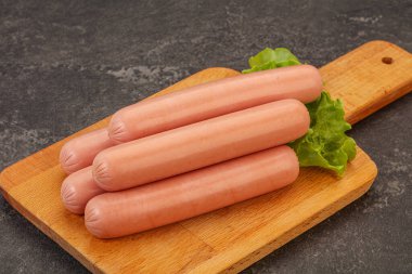 Lezzetli et sosisleri güverteye yığılmış.