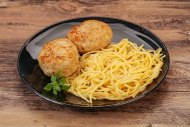 Peynirli spagetti ve ev yapımı tavuk pirzolası.