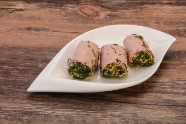 Peynirli ve sarımsaklı jambonlu sandviç.