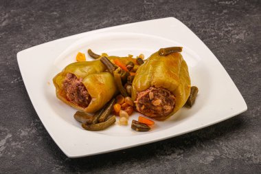 Doldurulmuş dolma dolma biber, et ve pilav.