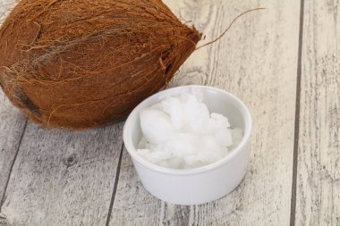 Kâsede hindistan cevizi yağı var.