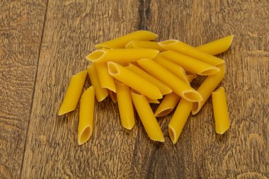 Çiğ makarna kaseye hazır.