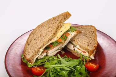 Tavuk göğsü, domates ve peynirli sandviç.