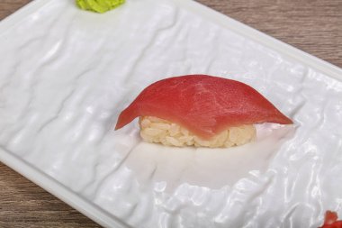 Ton balıklı geleneksel Japon suşisi.