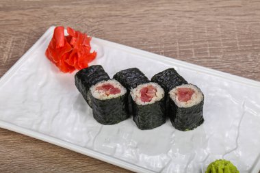 Ton balıklı geleneksel Japon Roll 'u
