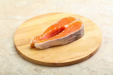 Ahşap tabakta somon bifteği