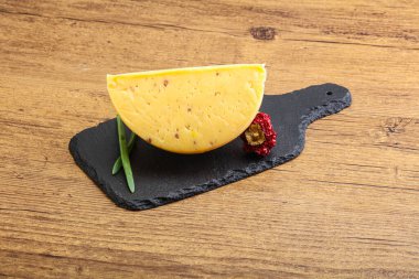 Cevizli sert peynir tuğlası.