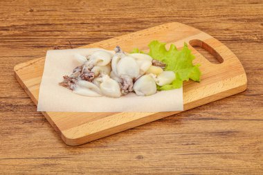 Çiğ deniz ürünleri, güvertede pişirmek için mürekkep balığı.