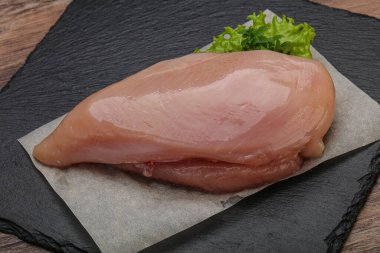 Pişirmek için çiğ tavuk göğsü.