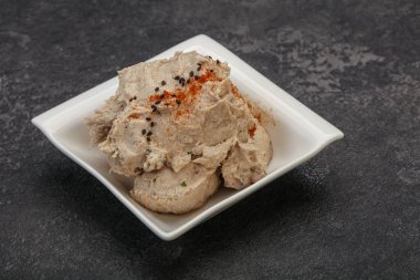 Kavanozda baharatlı ringa yağı var.