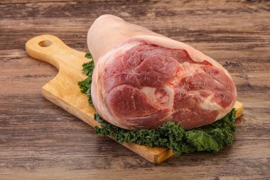 Pişirmek için büyük domuz budu.