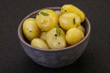 Kasede taze haşlanmış patates soğan servis edildi.