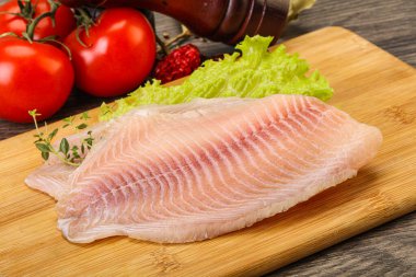 Pişirmek için çiğ tilapia balığı filetosu.