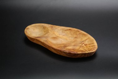 Mutfak için siyah arkaplan üzerine zeytin ağacı tahtası