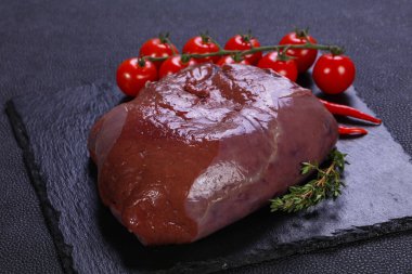 Çiğ domuz ciğeri pişmeye hazır.