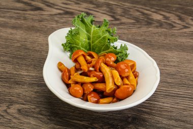 Terbiye edilmiş mantar. Kasede küçük bal aromalı.