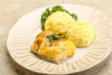 Patates püresi ve peynirli kızarmış pangasius fileto.