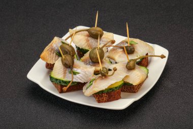 Ringa fileto kanepe aperatifi, yabanmersini ve salatalık.