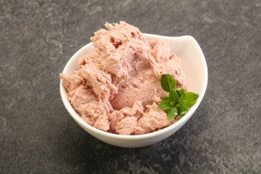 Karaciğer ezmesi kasede fesleğen yaprağı servis edilir.