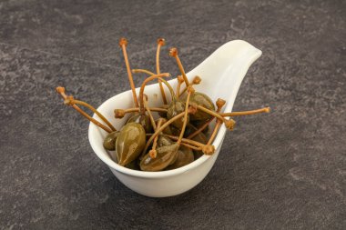 Lezzetli kapari meyveleri kasede 